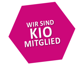 Pinkes Sechseck mit dem Text: Wir sind KIO Mitglied