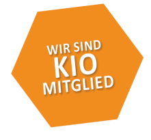 Oranges Sechseck mit dem Text: Wir sind KIO Mitglied