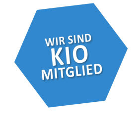 Hellblaues Sechseck mit dem Text: Wir sind KIO Mitglied
