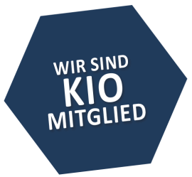 Dunkelblaues Sechseck mit dem Text: Wir sind KIO Mitglied