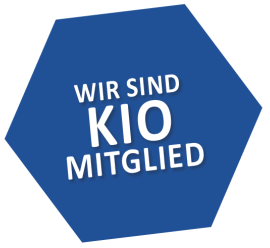 Blaues Sechseck mit dem Text: Wir sind KIO Mitglied