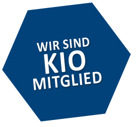 Dunkelblaues Sechseck mit dem Text: Wir sind KIO Mitglied