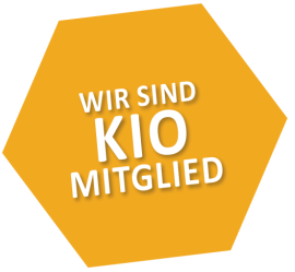 Gelbes Sechseck mit dem Text: Wir sind KIO Mitglied