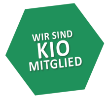 Grünes Sechseck mit dem Text: Wir sind KIO Mitglied
