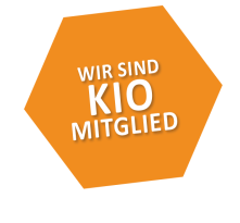 Orangenes Sechseck mit dem Text: Wir sind KIO Mitglied