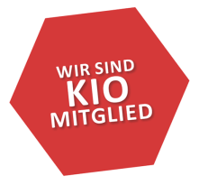 Rotes Sechseck mit dem Text: Wir sind KIO Mitglied