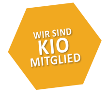 Gelbes Sechseck mit dem Text: Wir sind KIO Mitglied