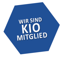 Blaues Sechseck mit dem Text: Wir sind KIO Mitglied