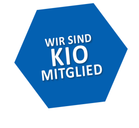 Blaues Sechseck mit dem Text: Wir sind KIO Mitglied