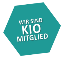 Türkisblaues Sechseck mit dem Text: Wir sind KIO Mitglied