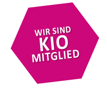 Pinkes Sechseck mit dem Text: Wir sind KIO Mitglied