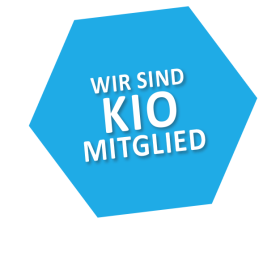 Türkisblaues Sechseck mit dem Text: Wir sind KIO Mitglied