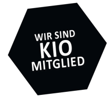Schwarzes Sechseck mit dem Text: Wir sind KIO Mitglied