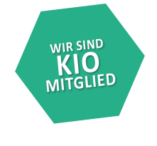 Minzgrünes Sechseck mit dem Text: Wir sind KIO Mitglied