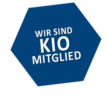 Dunkelblaues Sechseck mit dem Text: Wir sind KIO Mitglied