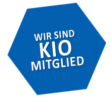 Blaues Sechseck mit dem Text: Wir sind KIO Mitglied