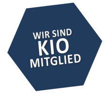 Dunkelblaues Sechseck mit dem Text: Wir sind KIO Mitglied