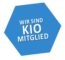 Hellblaues Sechseck mit dem Text: Wir sind KIO Mitglied